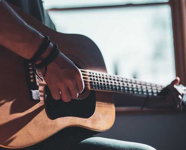 Read more about the article האם אפשר ללמוד גיטרה לבד?