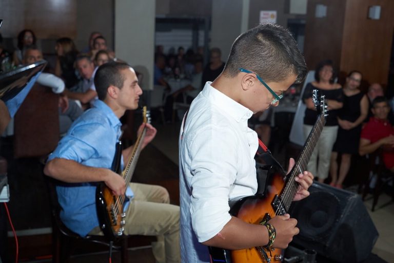 Read more about the article נגינה על גיטרה כהפתעה לחגיגות בר המצווה